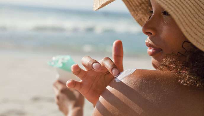 Peaux acnéiques au soleil : bronzer sans bourgeonner